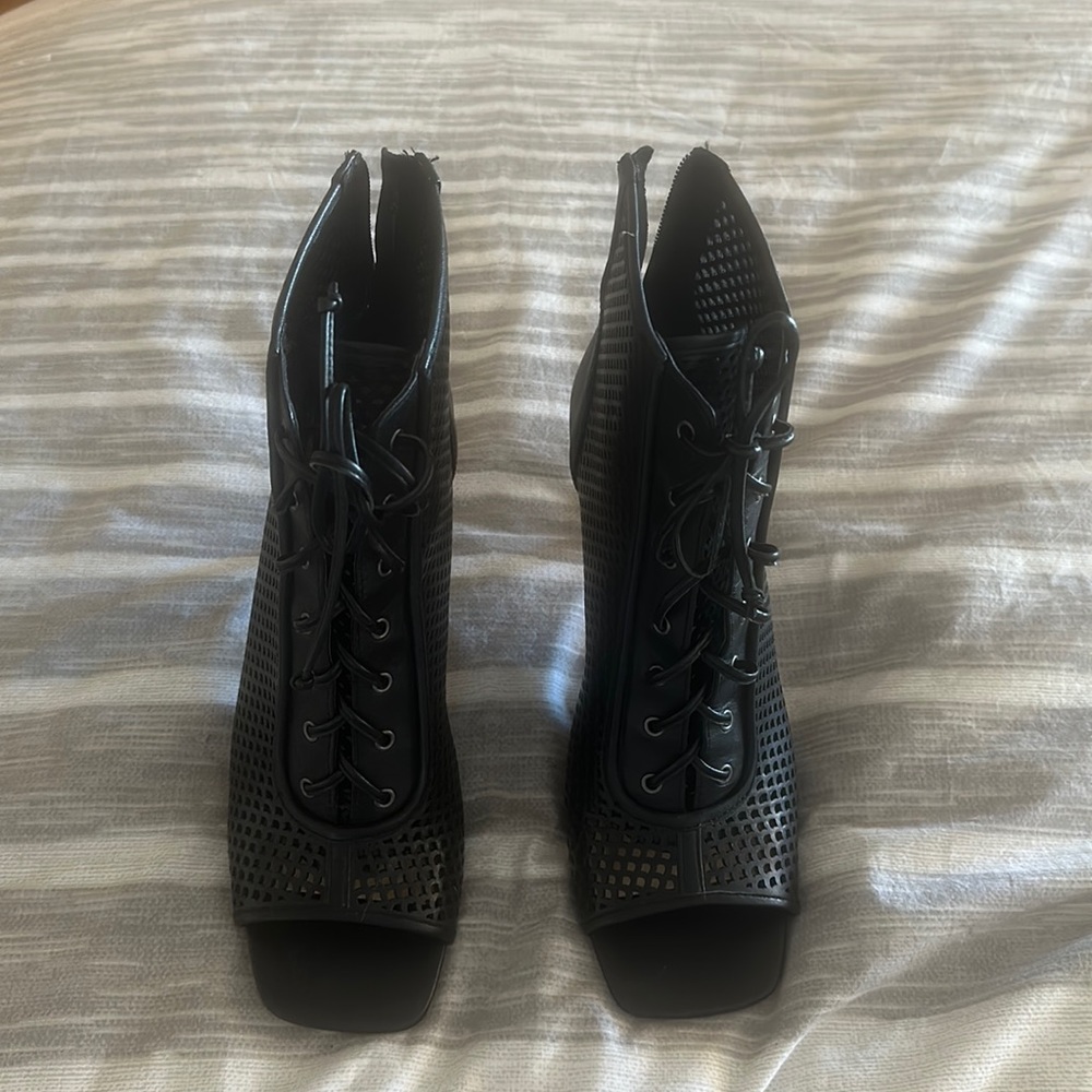 Vince Camuto open-toed booties with meshed sides - Picture 2 of 6